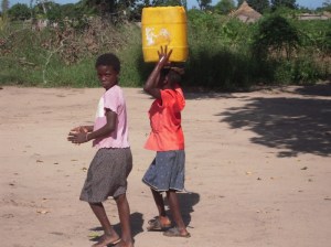 selv børn henter vand