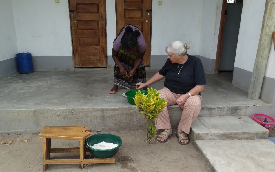 Bodil hjælper Alice i køkkenet