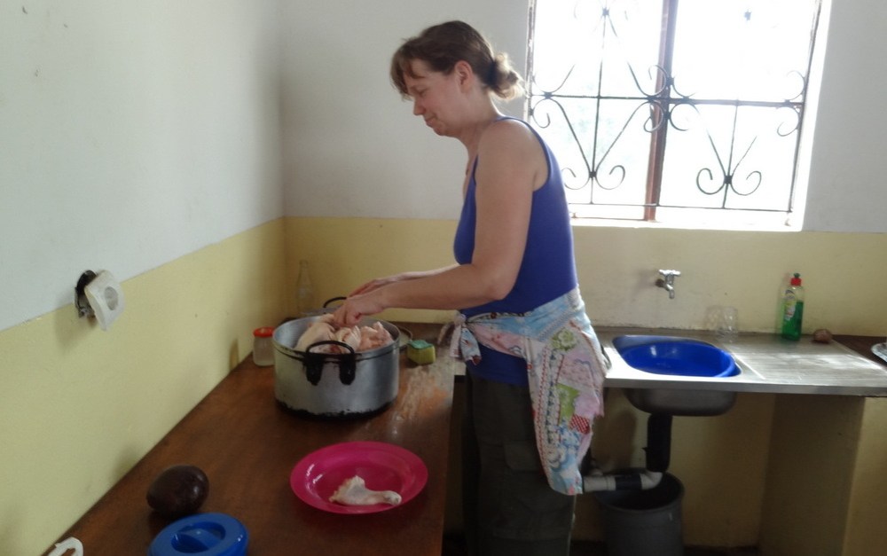 Helle hjæper med middagen