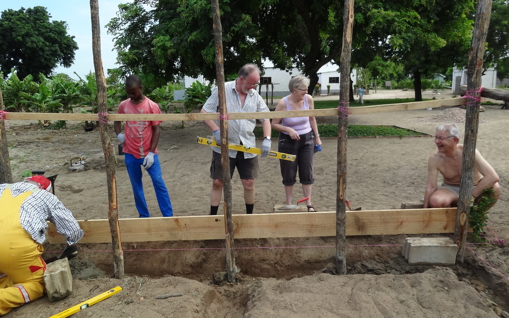 Soklen til grisestierne sættes