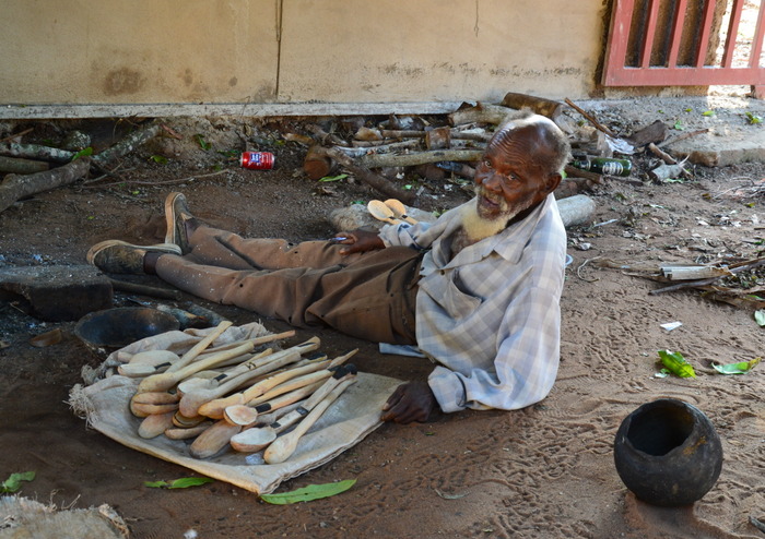 ældre mand med skeer