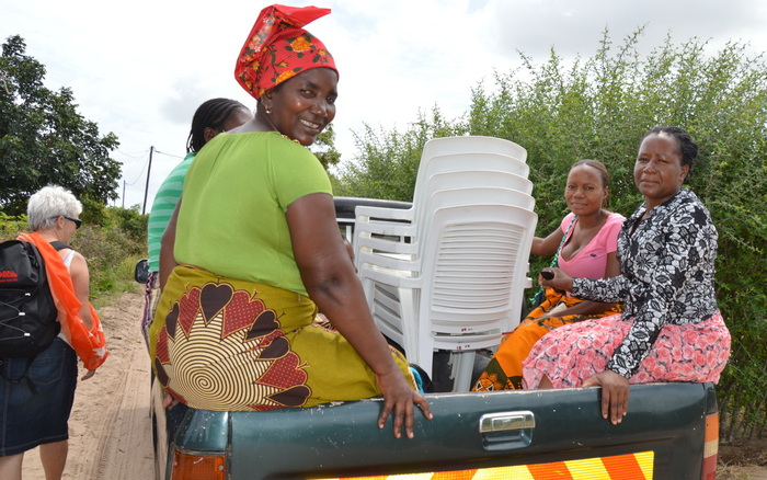 Strikkedamer på vej til fest